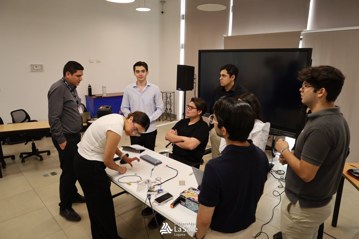 lasallelaguna's tweet photo. 🤖🩺 Proyecto Final Integrador — Ingeniería Electromédica 🩺🤖

Los estudiantes de 8.º semestre de Ingeniería Electromédica presentaron el proyecto final interdisciplinario:

✨ “Monitor Inteligente de Signos Vitales Basado en Machine Learning” ✨

Este proyecto tuvo como objetivo integrar conocimientos de:

🔹 Electrónica biomédica
🔹 Microprocesadores
🔹 Sensores y adquisición de señales
🔹 Programación
🔹 Ciencia de datos
🔹 Inteligencia Artificial aplicada al área médica

Los estudiantes desarrollaron un sistema inteligente capaz de medir signos vitales en tiempo real utilizando sensores biomédicos y una Raspberry Pi, además de implementar algoritmos de Machine Learning como Regresión Logística y K-Means para el análisis y clasificación de datos fisiológicos.

👨‍🏫 Proyecto coordinado por:

🔹 M.C. Kevin Rodríguez Vargas
🔹 M.C. Joaquín Isaís Carrillo
🚀 Este tipo de proyectos fortalece las competencias profesionales de los estudiantes mediante la integración de hardware, software e inteligencia artificial en aplicaciones biomédicas reales.