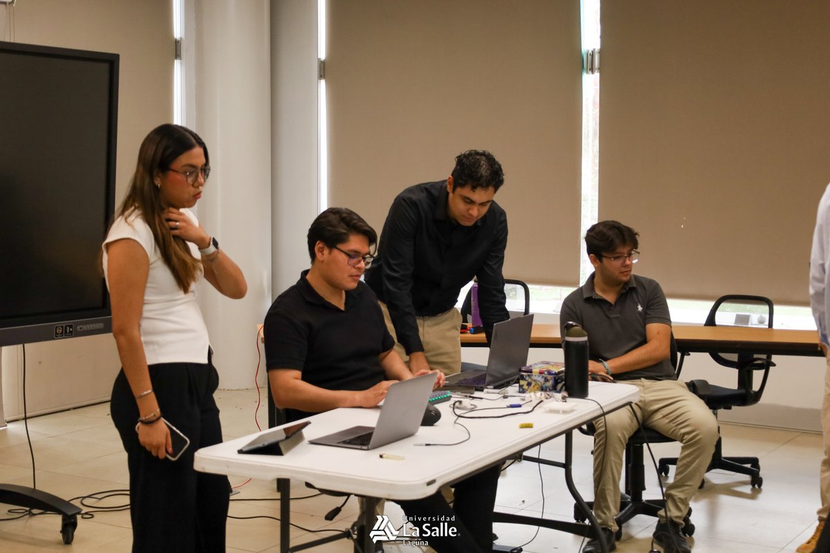 lasallelaguna's tweet photo. 🤖🩺 Proyecto Final Integrador — Ingeniería Electromédica 🩺🤖

Los estudiantes de 8.º semestre de Ingeniería Electromédica presentaron el proyecto final interdisciplinario:

✨ “Monitor Inteligente de Signos Vitales Basado en Machine Learning” ✨

Este proyecto tuvo como objetivo integrar conocimientos de:

🔹 Electrónica biomédica
🔹 Microprocesadores
🔹 Sensores y adquisición de señales
🔹 Programación
🔹 Ciencia de datos
🔹 Inteligencia Artificial aplicada al área médica

Los estudiantes desarrollaron un sistema inteligente capaz de medir signos vitales en tiempo real utilizando sensores biomédicos y una Raspberry Pi, además de implementar algoritmos de Machine Learning como Regresión Logística y K-Means para el análisis y clasificación de datos fisiológicos.

👨‍🏫 Proyecto coordinado por:

🔹 M.C. Kevin Rodríguez Vargas
🔹 M.C. Joaquín Isaís Carrillo
🚀 Este tipo de proyectos fortalece las competencias profesionales de los estudiantes mediante la integración de hardware, software e inteligencia artificial en aplicaciones biomédicas reales.