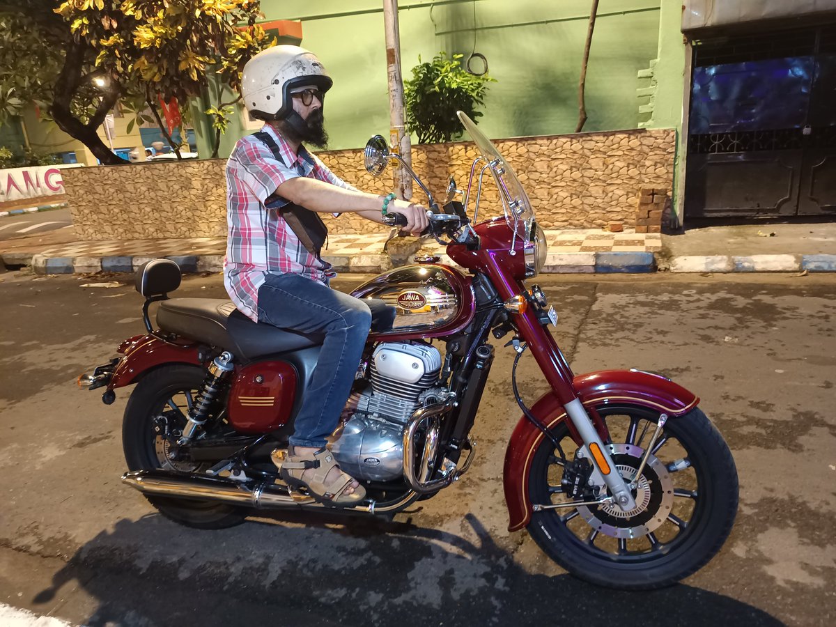 trishikh's tweet photo. Evening ride with Red Rakham

#jawa350 https://t.co/KGhYdCwKUp