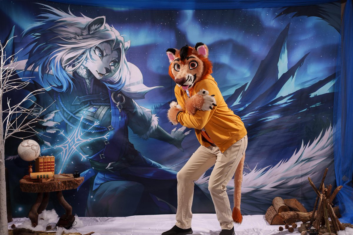 guslewic's tweet photo. L'hiver me manque... 🥵

I miss winter... 🥵

#FursuitFriday #ATT1 https://t.co/8bbX8IHX83
