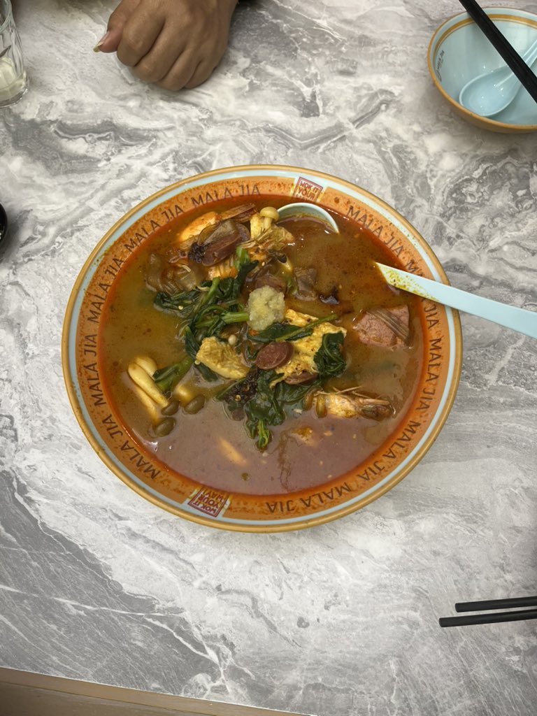 killcodesss's tweet photo. walaupun fotonya kaya sayur bayem tapi demi deh ini ENAK BGT, mala nya nge MALA BGT, ampe kebas lidah kita semua wkwkwk. https://t.co/gi5rxveG13