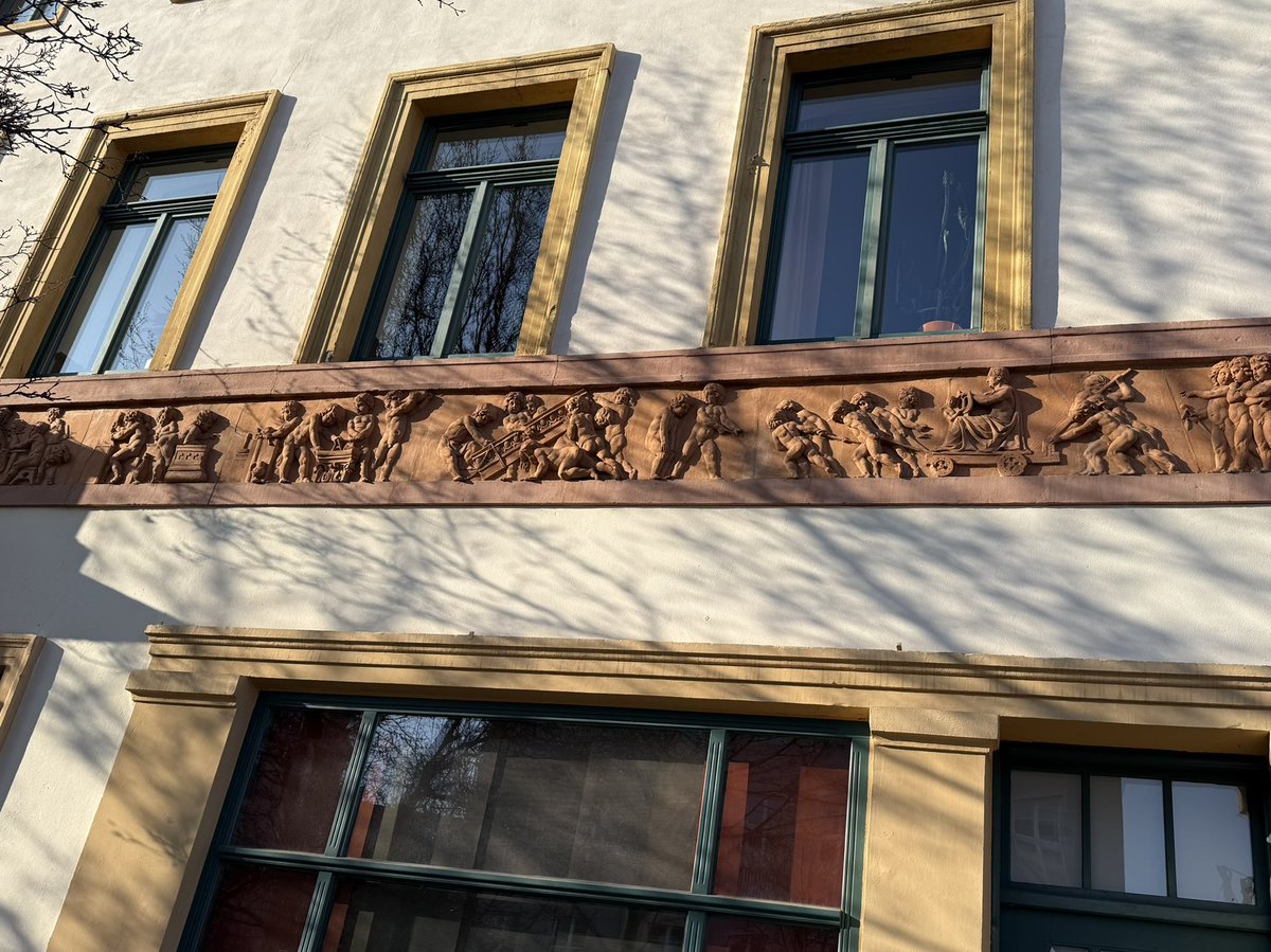 oldfox47's tweet photo. #weimar #gebäude https://t.co/wgOgSxRN2t