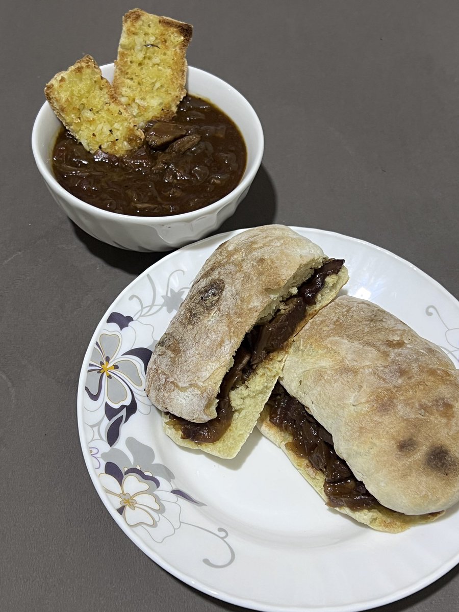 a7_mo7amed's tweet photo. slow-cooked beef onion sandwich 
French soup é garlic bread https://t.co/cPsiciUMWr