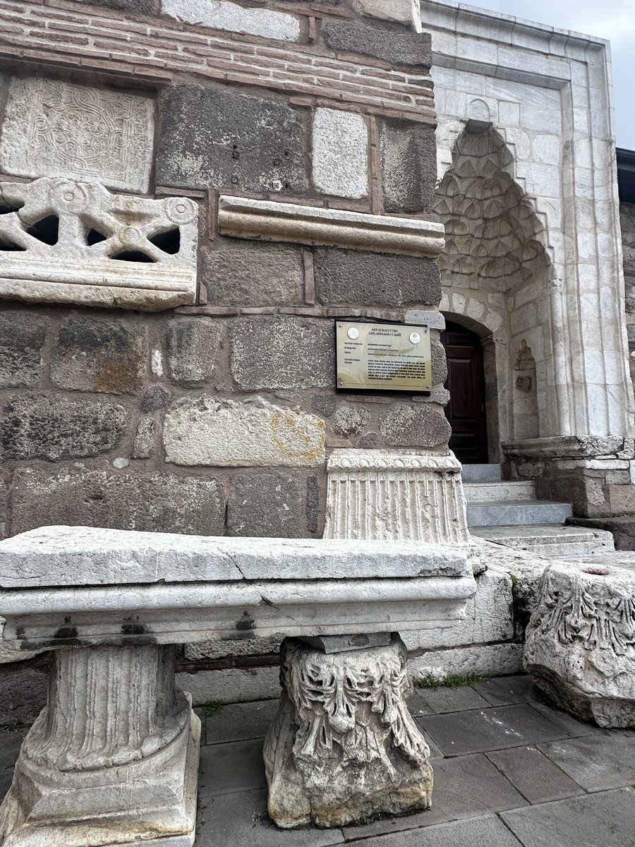 tasvirsanatlari's tweet photo. Arslanhane Camii avlusunda yer alan bu musalla taşı, Roma ve Bizans dönemlerine ait devşirme mimari parçaların İslami dönemde yeniden işlevlendirilmesiyle oluşturulmuştur. 

Farklı medeniyetlerin izlerini aynı kompozisyonda buluşturan bu görüntü, Ankara’nın çok katmanlı mimari hafızasını yansıtan oldukça etkileyici bir örnektir.