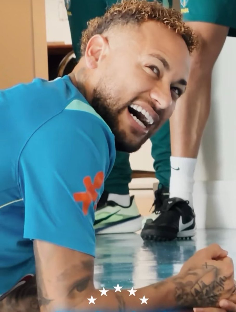 danielcosta41's tweet photo. COMENTÁRIOS DA FOTO 1: "ó o Neymar, triste pq vai ser cortado da seleção" ou "tá puto pq ta concentrado e queria estar na balada".

COMENTÁRIOS DA FOTO 2: "ó o Neymar, só ri, não tá nem aí pra copa, foi lá só pra se divertir, totalmente descompromissado".

PÔ, DECIDE AÍ, GALERA. https://t.co/4tesQQZeeH