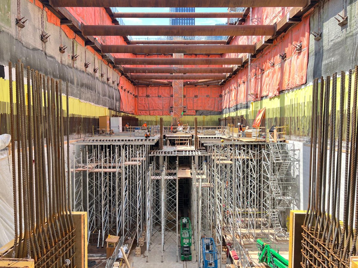 OntarioLine's tweet photo. Point d'étape :

📍Moss Park : Les travaux d'excavation sont terminés et des échafaudages métalliques ont été installés pour sécuriser le chantier pendant la construction des infrastructures permanentes de la station. (1/5) https://t.co/9PEWfcHydj