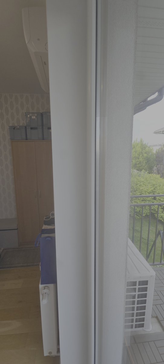 manchatz's tweet photo. This is the standard A/C setup in much of Europe: a split A/C system with the compressor installed outside and the indoor unit mounted on the interior wall. The two are separated by a wall approximately 50 cm thick, typically made up of about 30 cm of insulation and 20 cm of insulated brickwork, + triple glass insulated windows.

Portable air conditioners are also available. These are the inexpensive models that vent through a window using an adapter, but their performance is generally quite poor and they suck, very much.

A split system installation costs roughly €600, which is fairly affordable, and it offers excellent efficiency, particularly in well-insulated homes. 

We use it mainly to heat the room during the winter, in summer just a couple of weeks to cool down, the house keeps the temperature quite stable.