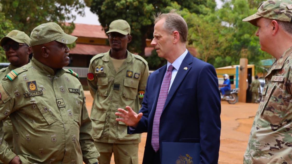 NigerAr's tweet photo. Le Centre logistique des Forces armées nigériennes (FAN) à Niamey a réceptionné, le 26 mai 2026, neuf conteneurs de matériels militaires remis par les États-Unis.

Cette remise s’inscrit dans le cadre des efforts conjoints visant à soutenir les capacités opérationnelles des FAN et à renforcer la lutte contre le terrorisme, la criminalité transfrontalière ainsi que la sécurisation des frontières nationales.