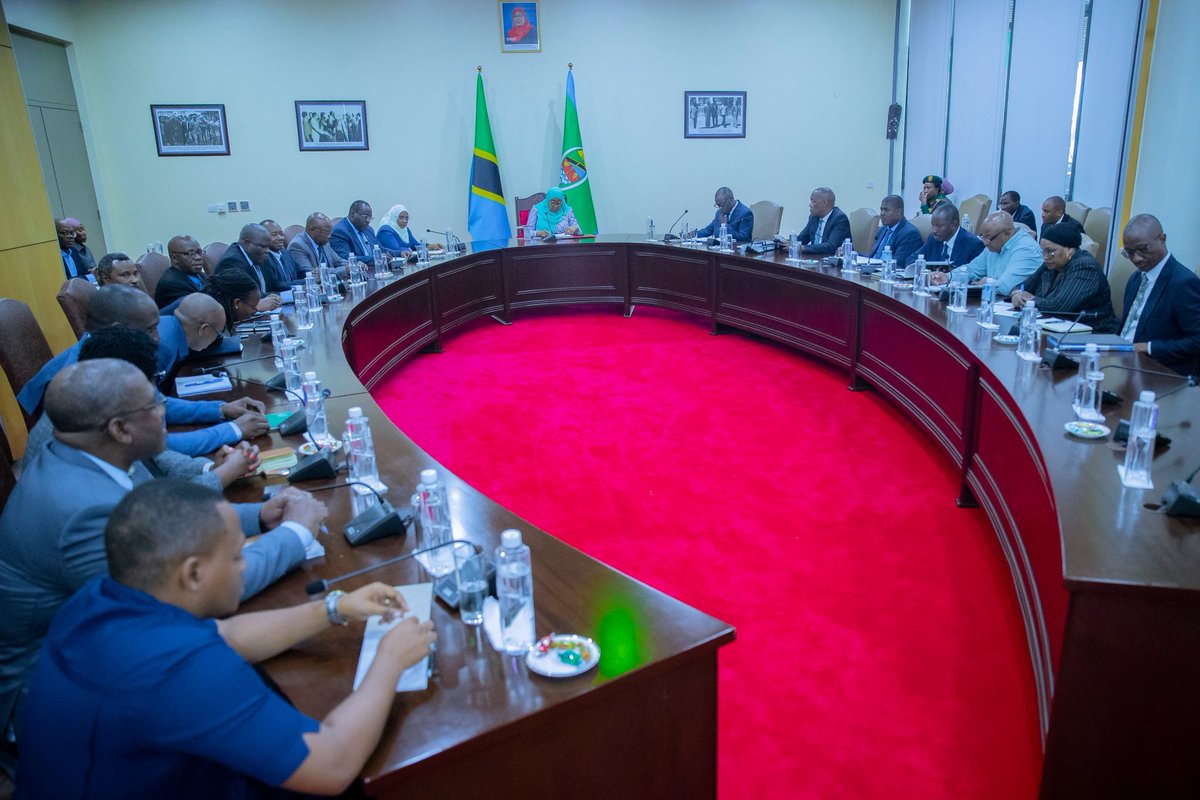 MichuziJr's tweet photo. Rais wa Jamhuri ya Muungano wa Tanzania Mhe.Dkt. Samia Suluhu Hassan akizungumza wakati wa kikao cha kupokea Taarifa ya Sensa ya Wanyamapori iliyofanyika nchi nzima mwaka 2024 – 2025 iliyowasilishwa na Waziri wa Maliasili na Utalii Dkt. Ashatu Kijaji, tarehe 29 Mei, 2026 Ikulu Dar es Salaam.