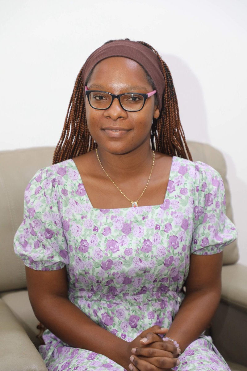 MichuziJr's tweet photo. JK AKUTANA NA BI. CATHERINE P. CONRAD MINJA, NI MSICHANA ALIYEFANYIWA UPASUAJI WA MOYO KWA MAFANIKIO KATIKA TAASISI YA MIFUPA YA MUHIMBILI (MOI) MIAKA 18 ILIYOPITA 

Asubuhi ya Ijumaa, Novemba 14, 2008 Rais wa Awamu ya Nne wa Tanzania, Dkt Jakaya Mrisho Kikwete, alisimama kwa muda kando ya kitanda cha binti mdogo Catherine P. Conrdad Minja mwenye umri wa miaka minne katika Taasisi ya Mifupa katika Hospitali ya Taifa ya Muhimbili (MOI), akimsabahi na kumtakia nafuu ya haraka baada ya kufanyiwa upasuaji wa moyo mapema wiki hiyo, akiwa mmoja wa wagonjwa wa mwanzo kufanyiwa upasuaji huo katika Taasisi hiyo.

Jioni ya Ijumaa Mei 29, 2026  - yaani leo - Rais huyo mstaafu wa Awamu ya Nne wa Tanzania, Dkt. Jakaya Mrisho Kikwete amekutana kwa mara nyingine na Catherine P. Conrad Minja ambaye Julai 19 mwaka huu atatimiza umri wa miaka 22 , ikiwa ni miaka 18 toka walipoonana katika Taasisi ya Tiba ya Mifupa Muhimbili (MOI) baada ya kufanyiwa upasuaji wa moyo mapema wiki hiyo.

Catherine hivi sasa ni mwanafunzi wa mwaka wa kwanza akisomea udaktari katika Chuo Kikuu cha Kairuki jijini Dar es salaam, alifika ofisini kwa Rais Mstaafu kumsabahi na kumshukuru kwa juhudi zake za kuanzisha na kusimamia taasisi za magonjwa ya moyo.

Dkt. Kikwete amempongeza Catherine kwa kuchagua masomo ya udaktari kama alivyomuahidi miaka 18 iliyopita, na amefurahi kumuona mmoja wa wagonjwa wa kwanza kufanyiwa upasuaji Taasisi ya MOI ambayo ni moja ya taasisi za rufaa zinazoongoza Afrika Mashariki katika kushughulikia kesi ngumu za magonjwa na majeraha ya mifupa, misuli, viungo, ubongo na mfumo wa fahamu.
Catherine amemwambia Rais Mstaafu kwamba angependa kuwa Daktari Bingwa wa magonjwa ya moyo huko mbeleni, ili asaidie watu wenye shida hiyo iwe kama shukrani zake kwa Mungu kwa kuwezesha apone na kuendelea kuishi.