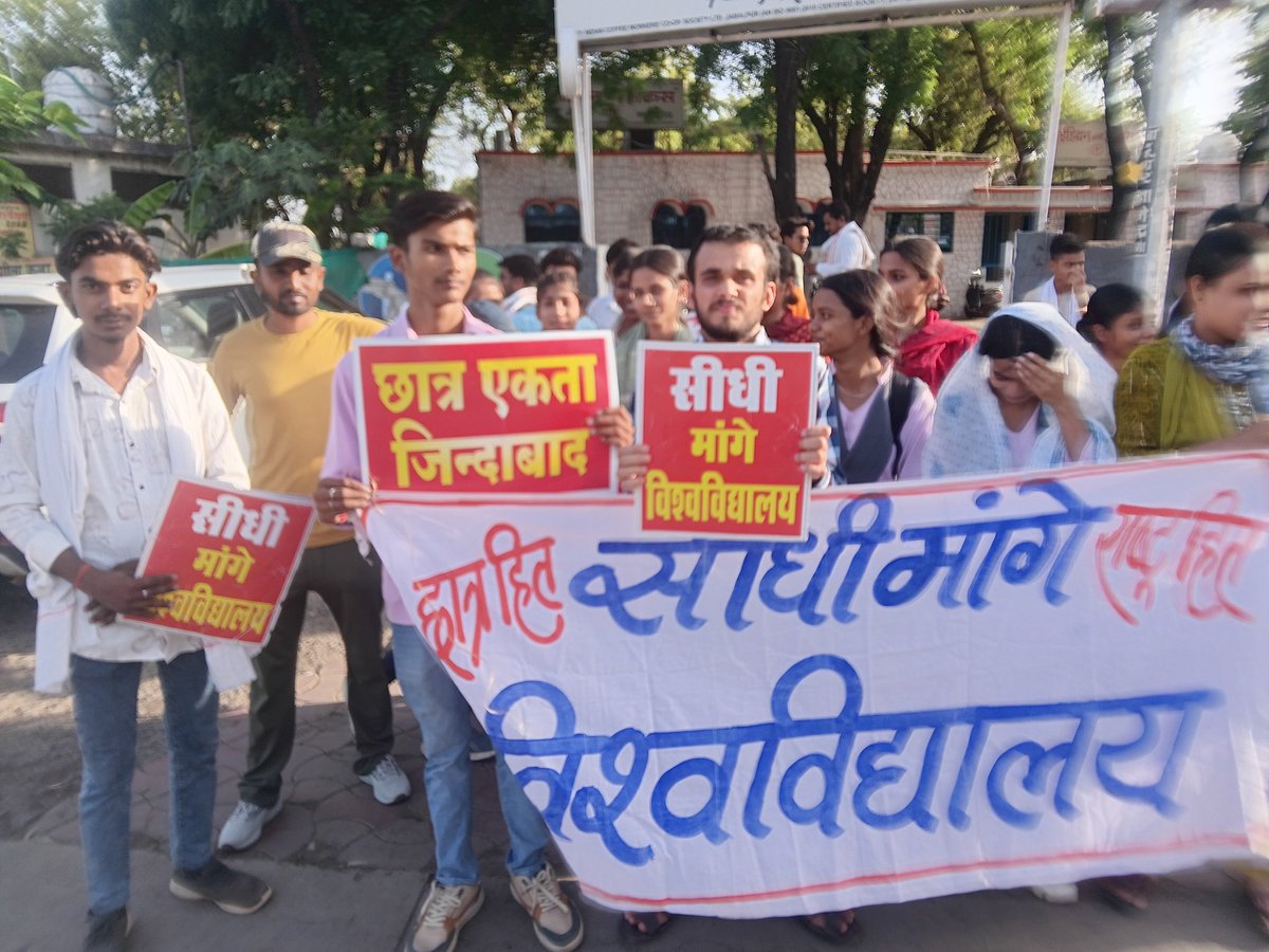 Pranjalpathak13's tweet photo. Every thriving city deserves a foundation for higher education. Today, I joined hands with my friends to demand a university for our city! 🎓✨ https://t.co/YrlCTpwNDy