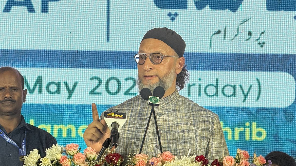 aimim_national's tweet photo. Eid-ul-Adha ke mauqe par AIMIM ki janib se Party Headquarters Darussalam, Hyderabad mein 'Eid Milap Taqreeb' ka ehtemaam kiya gaya.

Is taqreeb mein Sadr-e-Majlis Barrister @asadowaisi Sahab ne khitab karte huye Eid-ul-Adha ki mubarakbaad pesh ki.

Is taqreeb mein AIMIM MLAs, MLCs, Senior Leaders, active workers aur awaam ki kaseer tadaad ne shirkat ki. Dekhiye Eid Milap Taqreeb ki kuch khaas tasveerein.