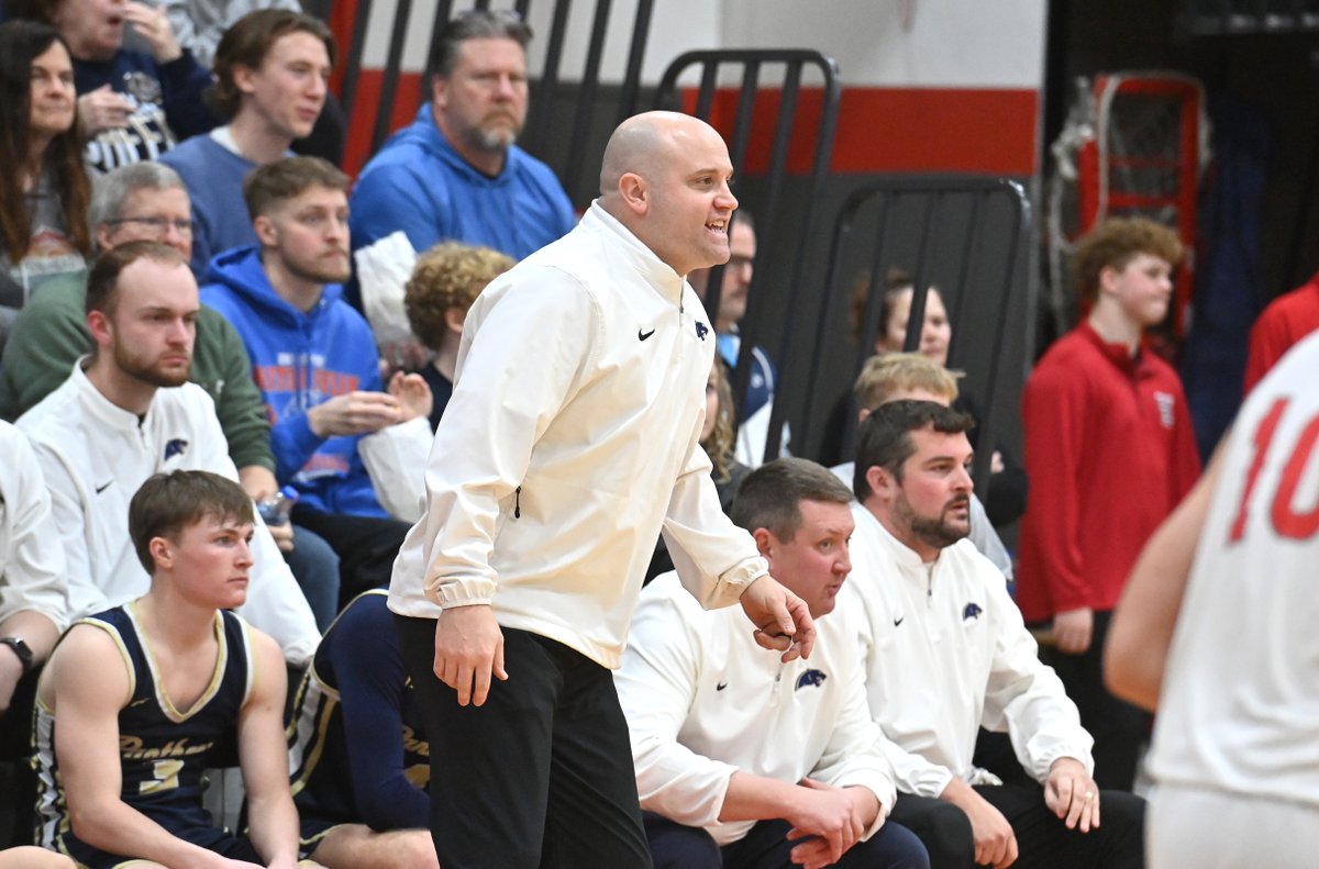 briankollars's tweet photo. Huron has its new boys basketball coach. Kyle Hammond, a 2004 HHS grad, accepted the job Wednesday. Hammond spent the last 3 seasons at SMCC.

“Huron is a special place to me. ... I dreamed of the day of being able to be the head coach and build on what has been done before me.” https://t.co/7XIIpH4zA8