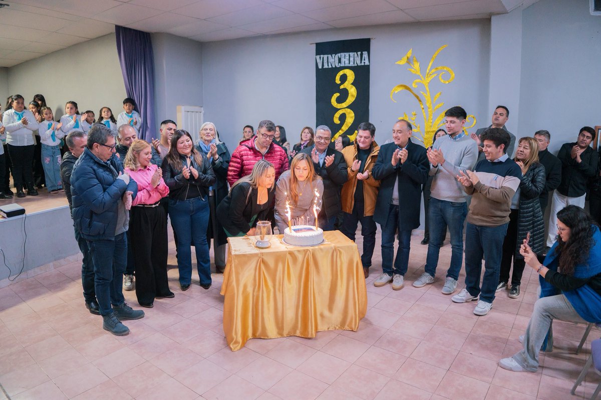 Jose_delg95's tweet photo. Acompañamos la noche de gala y el acto de izamiento en Vinchina, celebrando la historia y la identidad manteniendo vivas las tradiciones. 🇦🇷
En cada homenaje se siente el cariño de una comunidad unida, con calidez, fuerza y un profundo amor por su tierra. ❤️

 ¡Felices 329 años! https://t.co/vmw96HZwUT