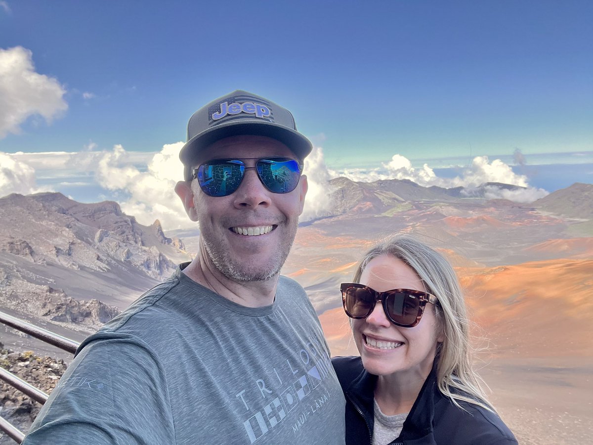 Luccrazy's tweet photo. The top of @HaleakalaNPS on #Maui for my 56th of the 63 major parks in the United States system. This crater at the top is so large that you could fit Manhattan in it to give you a sense of the size. Drove just 38 miles to go from sea level to 10,023 feet at the top. #Hawaii https://t.co/B1sQ88NXPx