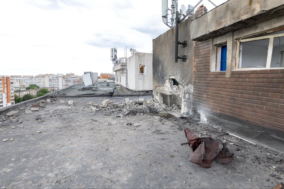 NicusorDanRO's tweet photo. M-am întâlnit azi, la Galați, cu persoanele afectate de explozia dronei, cărora le-am transmis compasiune și solidaritate în urma celor întâmplate.

Am mulțumit autorităților locale și centrale implicate pentru reacția promptă. Mi-au comunicat măsurile următoare pentru persoanele afectate.

Evenimentul de la Galați este mai mult decât un incident de securitate. Federația Rusă a comis un act grav, care a pus în pericol viețile cetățenilor români pe pământ românesc. Este o escaladare care nu poate fi acceptată, nu va fi tolerată și nici nu va rămâne fără răspuns. Este consecința iresponsabilității cu care Rusia folosește diverse tactici, în total dispreț față de viața civililor. Toate fac parte din arsenalul Moscovei pentru a induce frică, pentru a submina încrederea, pentru a face rău.

De aceea, vreau ca mesajul meu să fie înțeles foarte clar: indiferent cât de mult încearcă să ne dezbine, indiferent de opiniile noastre diferite pe diverse teme, Rusia nu va reuși să dezbine societatea noastră când este vorba despre integritatea României, despre democrație și libertate în România. Sunt valori pe care societatea noastră și le-a asumat în momente istorice și în jurul cărora suntem uniți.