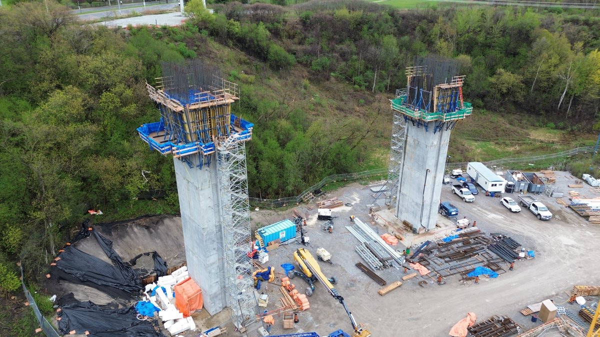 OntarioLine's tweet photo. 📍West Don Crossing : Les équipes travaillent à la construction des fondations des piles de l'un des deux ponts en construction au-dessus de la vallée de la Don. (5/5) https://t.co/k3kHQwZ1fB