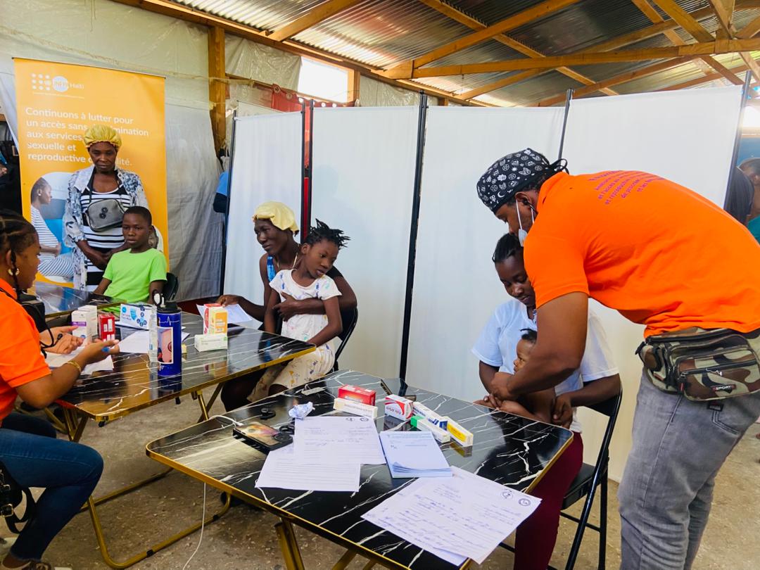 UNFPAHaiti's tweet photo. FHADRIS publishes a monthly report on its achievements in supporting displaced families, with support from UNFPA for medicines, medical supplies and birthing kits, and from the IRC in the western department. @AnoutiSamir @KouassiNicole @UNHaiti https://t.co/3OuDZvobbE https://t.co/8RowpIys4c