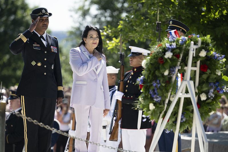 ArlingtonNatl's tweet photo. Today, @MDW_USARMY Maj. Gen. Antoinette Gant &amp; @ExecDirectorANC Karen Durham-Aguilera participated in an Armed Forces Full Honors Wreath-Laying Ceremony in honor of President John F. Kennedy’s 109th birthday. We remember his legacy and service. https://t.co/geIHm5feqF