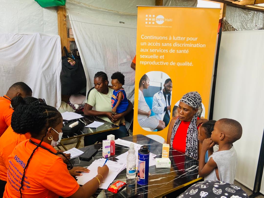 UNFPAHaiti's tweet photo. FHADRIS publishes a monthly report on its achievements in supporting displaced families, with support from UNFPA for medicines, medical supplies and birthing kits, and from the IRC in the western department. @AnoutiSamir @KouassiNicole @UNHaiti https://t.co/3OuDZvobbE https://t.co/8RowpIys4c