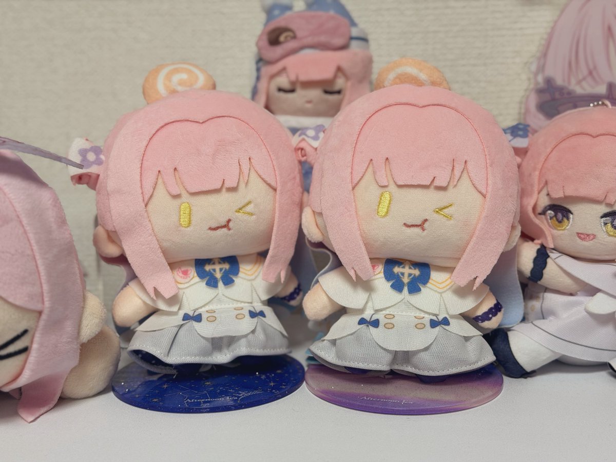 そういえばビリビリのぬい届いた 頭にちょこんと乗っかってるロールケーキがとてもかわいい 引っ張るとびよ〜んて伸びる! 