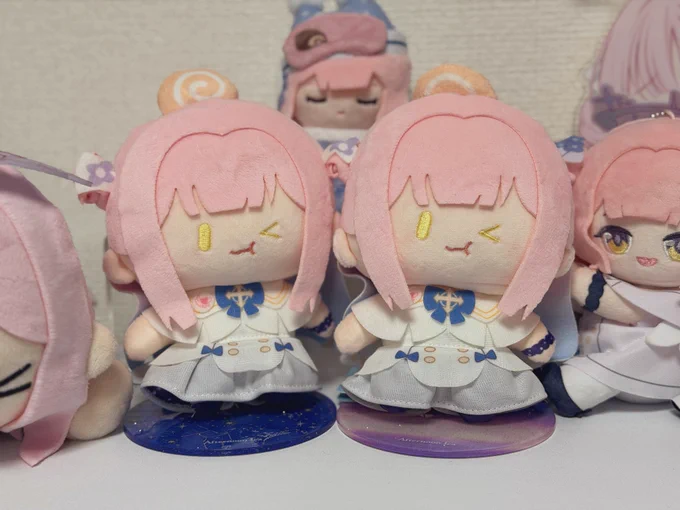 そういえばビリビリのぬい届いた 頭にちょこんと乗っかってるロールケーキがとてもかわいい 引っ張るとびよ〜んて伸びる!