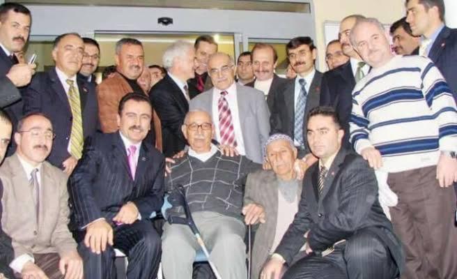 hakkioznur_uh's tweet photo. “KAYNAKÇI BABA” CAN AĞABEYİMİZ;
SENİ UNUTMADIK UNUTMAYACAĞIZ!

Ülkücü Hareketin fikir mimarlarından, dava büyüğümüz Ahmet Er ağabey; üç ayların üçüncüsü olan ramazan ayının üçüncü gününde, İstanbul’un fethinin yıl dönümünde, güzel bir günde, mübarek bir günde, 29 Mayıs 2017 günü Hakk’a yürümüş, rahmeti Rahmana kavuşmuştur.

Ahmet Er, ömrünü aziz Türk milletine, Türk-İslam ülküsüne vakfetmiş; Kur’an ve sünnet çizgisinde hayat sürmüştür. Vatan, millet, bayrak sevdalısı Ahmet Er ağabey, her zaman dik durdu, düz yaşadı. İnandığı yüce değerlere ve davasına hep bağlı kaldı.

Doksan yıllık ömrünü ülküye, ülkücülüğe, davasına, milletine, vatanına, Türklüğe adayan Ahmet Er, müstesna ve abide bir şahsiyettir. Millî ve yerliydi. Hasbiydi, dava adamı idi. Referansı Kur’an ve sünnetti. Siyasi yaşamında hep millî ve İslami değerleri savundu. Yaşamı boyunca, inandığı hak yolda inançla, azimle ve kararlılıkla yürüdü. İnandığı hak davadan asla taviz vermedi. Rahmet ve şefkat peygamberinin izinde yürüdü.

Türkiye’nin siyasi tarihinin en önemli olaylarına tanıklık etmiş, hatta bizatihi içinde yaşamış bir aktördü. Ahmet Er büyüğümüzün Ülkücü Hareketin siyasal olarak ortaya çıkışında ve Ülkücü Hareketin fikir ve siyasi gelişiminde, tarihi rolü ve etkisi büyüktür. Ülkücü gençliğin ve kadroların millî ve İslami şuurla yetişmesinde çok büyük katkısı vardır.

Manevi mihmandarlarımızdan Ahmet Er ağabey, davasını Kur’an’la anlatan, ülküsünü iliklerine kadar yaşayan bir Kur’an ve Peygamber sevdalısıydı. Büyük fikir ve siyaset adamı, dava büyüğümüz Ahmet Er, bütün yaşamı boyunca muhlisti, müşfikti, şefkatliydi. Her zaman yol gösterici, birleştirici ve bütünleştirici idi.

Güzel insan, ağabeylerin ağabeyi; şimdi peygamber sancağının gölgesi altındasın. Şimdi sonsuzluğun sahibinin yanındasın.

Hasbi dava adamı, iman, karakter ve ahlak abidesi Ahmet Er ağabeyi unutmayacağız. Hakk’a yürüyüşünün 9. seneidevriyesinde rahmet ve dua ile anıyoruz.

Bu aziz millet; kendisine hizmet edenleri, şehitlerini, kahramanlarını asla unutmaz. Mirasını ve savunduğu değerleri yaşatanlar olarak bizler de kendisini hiçbir zaman unutmayacağız.

Bir Horasan ereni olan “Kaynakçı Baba”, ruhun şad, mekânın cennet olsun. “İnnâ lillâhi ve innâ ileyhi râciûn"