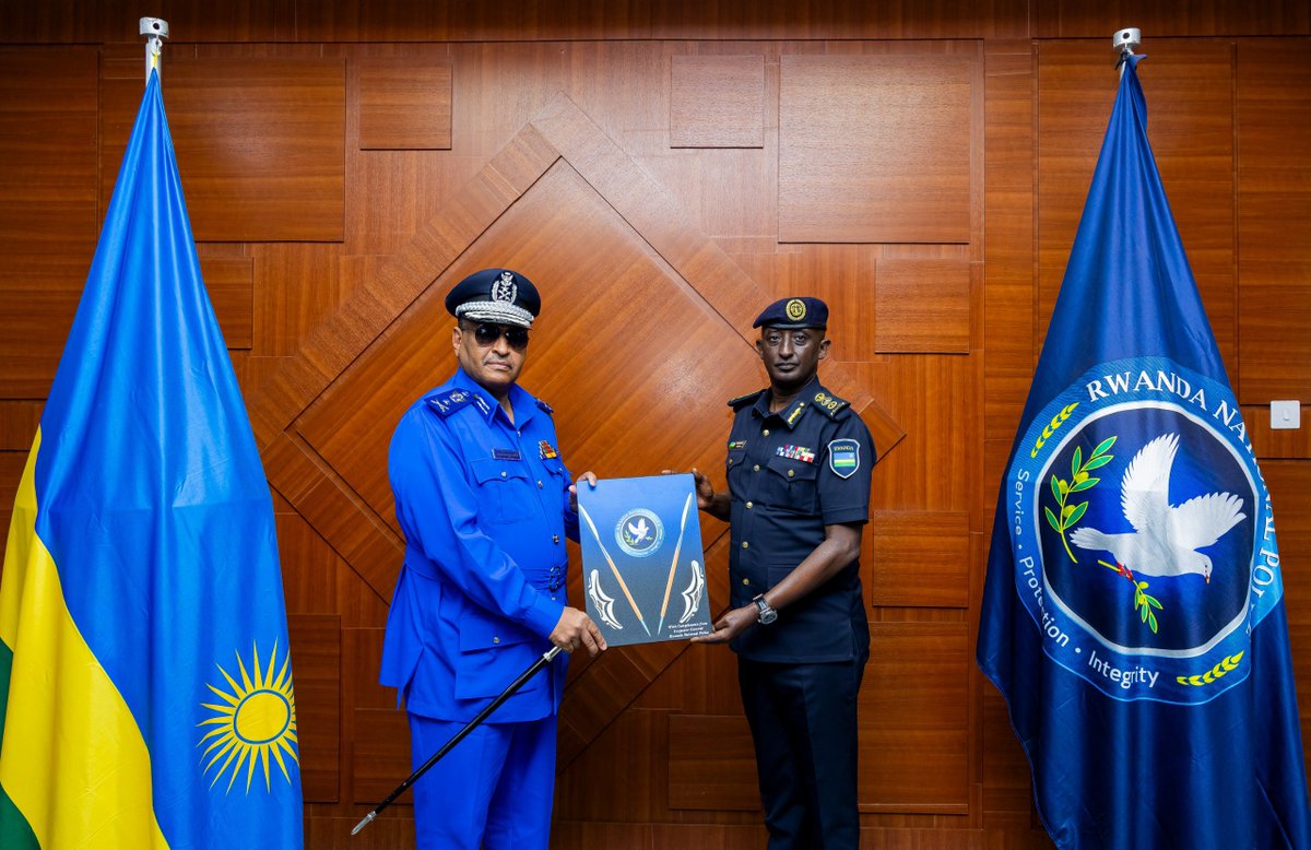 Rwandapolice's tweet photo. Uyu munsi,

Umuyobozi Mukuru wa Polisi y’u Rwanda, CG Felix Namuhoranye, yakiriye ku cyicaro Gikuru cya Polisi y’u Rwanda, ku Kacyiru, Umuyobozi Mukuru Wungirije wa Polisi ya Sudan, Lt Gen Altaher Ali Mohamed Elbaloula, ari kumwe n’Umuyobozi w’ishami rishinzwe Ubugenzacyaha, Maj Gen Sirelkhatim Musa Hamza Kpko.

Bagiranye ibiganiro byibanze ku gushimangira ubufatanye hagati ya Polisi z'ibihugu  byombi.

Aba bayobozi banifatanyije na #RwandaPolice mu kwizihiza imyaka 25 y’urugendo rwa Polisi y'u Rwanda, ndetse banitabira imyitozo ihuriweho ya EAPCCO Plus Joint SWAT Training Exercise yabereye mu Kigo cya Polisi gihugura ibijyanye no kurwanya iterabwoba, i Mayange.