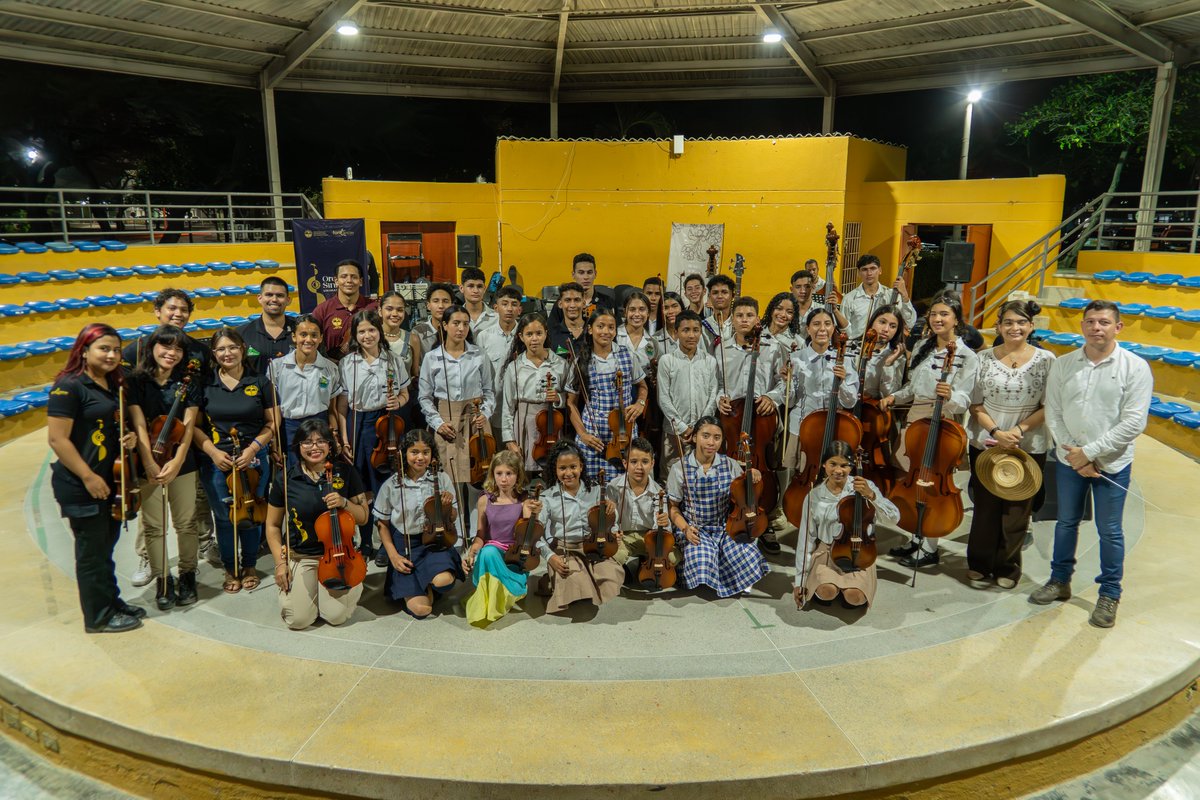 VInUnimagdalena's tweet photo. La Orquesta Sinfónica de @unimagdalena y la Orquesta “Melodías de Paz” de la Fundación Oro Molido compartieron una jornada de formación e intercambio artístico en “Compartiendo Saberes: Cuerdas que unen la Sierra y el Mar”.
Música, aprendizaje y unión a través del arte. https://t.co/GASwvyfgb2