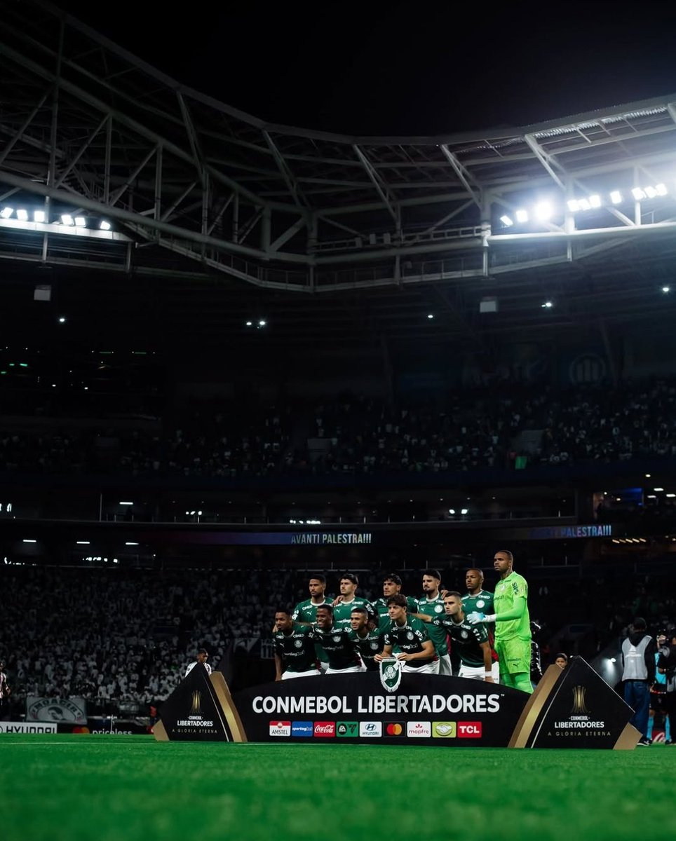 Verdao_infos's tweet photo. 🚨 O Palmeiras chegou a considerar uma viagem ao exterior para realizar amistosos durante a pausa da Copa do Mundo.

No entanto, a comissão, junto com a diretoria, optou por permanecer no Brasil e utilizar as instalações da Academia de Futebol

Entre os principais motivos estão a estrutura de ponta do CT, além do fato de evitar viagens longas e deslocamentos.

🗞️ @lancenet | @_vitorpalhares
📸 Karen Fontes