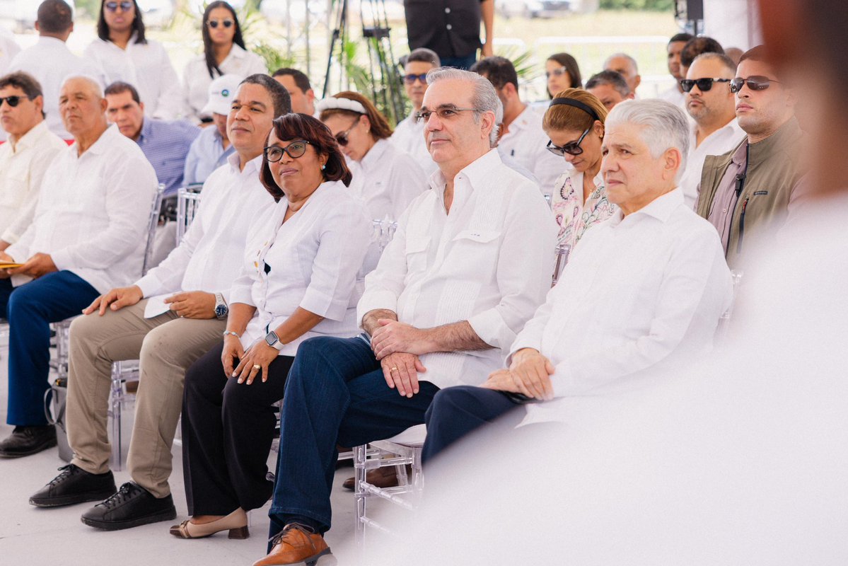 PresidenciaRD's tweet photo. El Pdte. @LuisAbinader y el ministro de @RDMOPC, @EduardoEstrella, inauguraron la carretera Enriquillo–El Higüero en📍Barahona.

Este tramo mejora el tránsito y dinamiza el comercio, con un impacto positivo para más de 300,000 habitantes de la región Sur. 🚧 https://t.co/vH1kQvyuy0