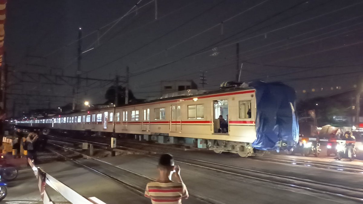 NeoRailfans's tweet photo. 今日は2026年6月30日です

今夜の最終便となる6024F系は、東ベカシ駅で事故を起こしたTc6131F型車両を使用する。
 今夜のマンガライ駅からデポックへの旅は最後となる。

TERIMA KASIH 6024F+6131F
Selamat beristirahat ya! https://t.co/NlAszENDbG