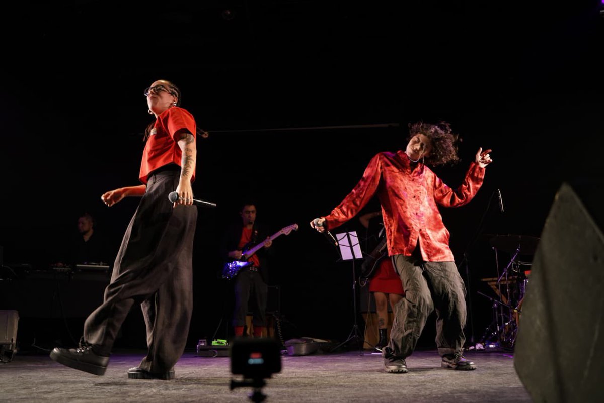 CasadelLago's tweet photo. Acompañada de su full band, La Cuervo encendió el escenario con un concierto atravesado por rap, jazz, funk, cumbia y drum and bass, llevando al público por un recorrido de versos intensos, sensibles y poderosos. https://t.co/BQCevmFMSP