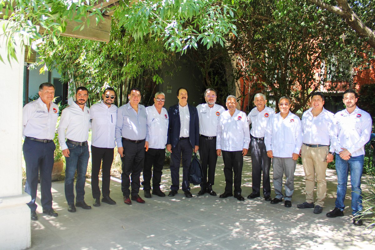 tereso_medina's tweet photo. Mi reconocimiento a mis compañeras y compañeros de la Federación de Trabajadores de Durango, encabezados por Ricardo Pacheco Rodríguez, por sumarse a esta gira nacional que fortalece la unidad y el futuro de nuestra Confederación. 🤝 https://t.co/mdWnllVlFG