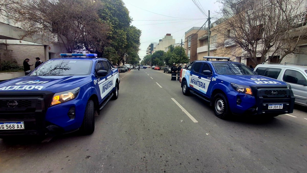leoguevara80's tweet photo. #AHORA "la buscamos viva o muerta" Habló el fiscal que investiga la desaparición de Agostina en un clima tenso salió a defender las medidas y la investigación. Hoy se cumplen seis días sin saber nada de la adolescente. Movil @radiomitrecba. https://t.co/4BGisLGVtR