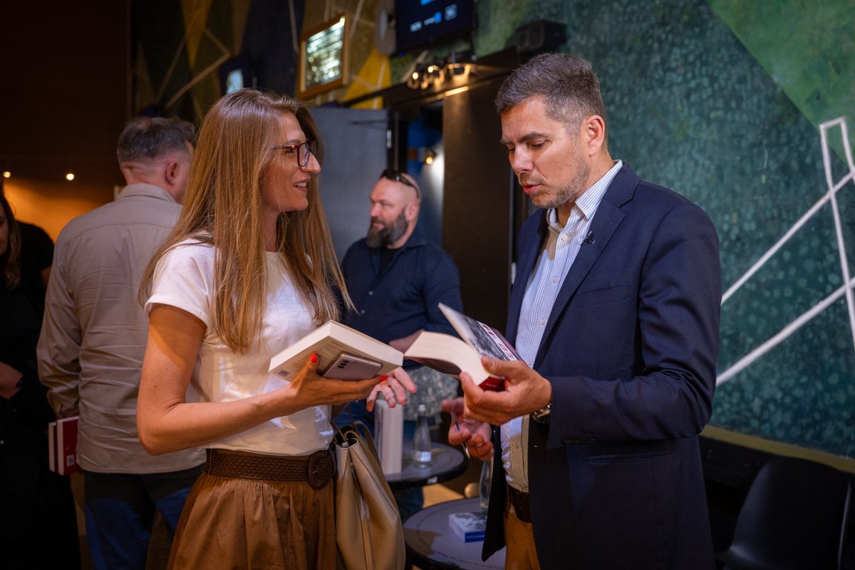PiotrZychowicz's tweet photo. Tak było we wtorek w Kinie "Wisła"... 😀

I tak będzie jutro na Stadionie Narodowym!💪🇵🇱

Premiera mojej nowej książki "Polacy"! 📕📕📕

14.00 — Spotkanie z Czytelnikami, sala Warszawa
15.00 — Podpisywanie Książek na stoisku REBIS-u

Książkę będzie można kupić na miejscu!
Dwa tygodnie przed tym jak "Polacy" trafią do księgarń❗️

Spotkanie odbędzie się w ramach Międzynarodowych Targów Książki!

ZAPRASZAM!!!

Sobota — 30 maja — Warszawa!