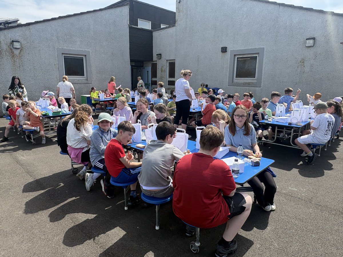 SpringsidePS's tweet photo. We loved a whole school outdoor ‘picnic’ lunch on Sports Day, giving much needed energy before an afternoon of races! 👟🏃‍♂️🏃‍♀️ https://t.co/gGQGZrijF3