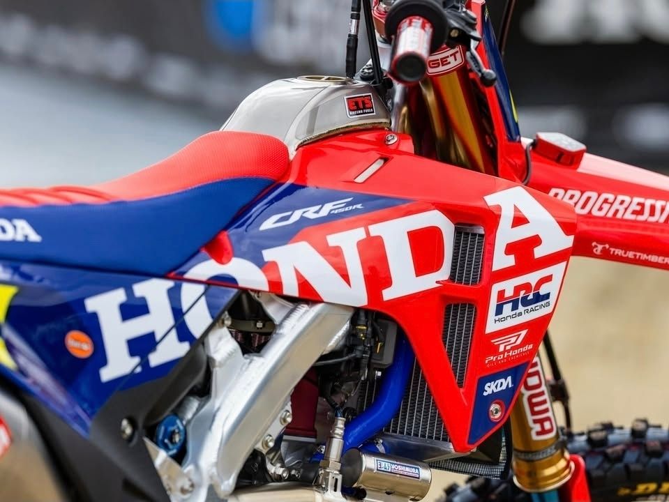 MXGRyan's tweet photo. New Honda scheme but applied to the 2026 model they are racing tomorrow. 

This is sick...🔴🏁

📷vital https://t.co/TGWFIUmhR7