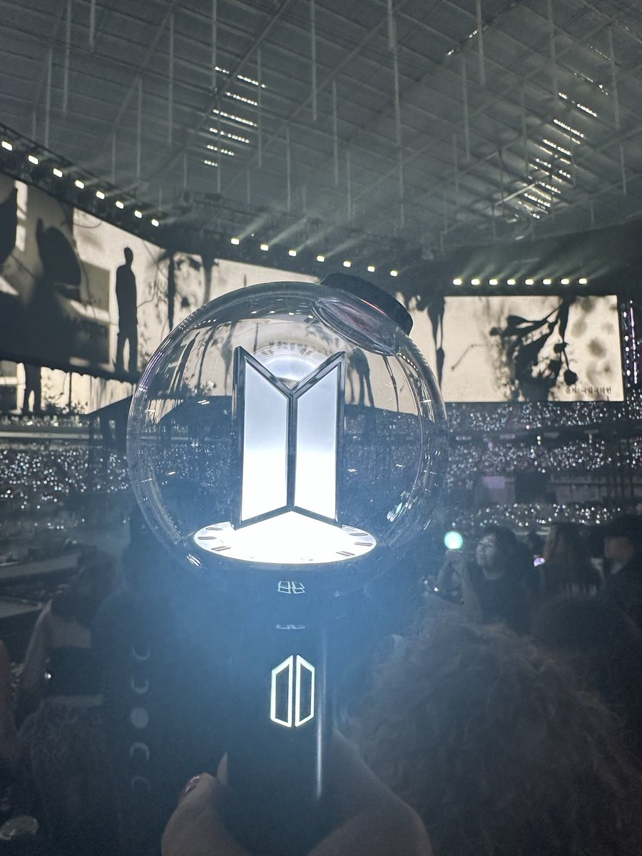 hey_arie's tweet photo. Don’t know who needs to hear this, but don’t forget to take your batteries out your ARMY bomb…. https://t.co/AQxzP9fZjy