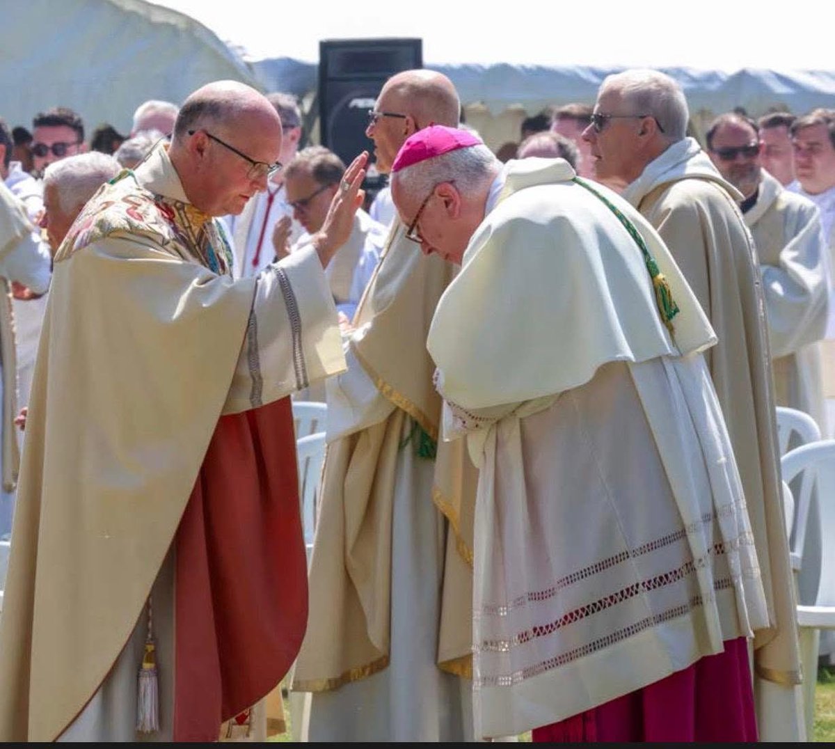 Oh, he's just following 'papal' example... --> https://t.co/xxQkSWgjjd 
