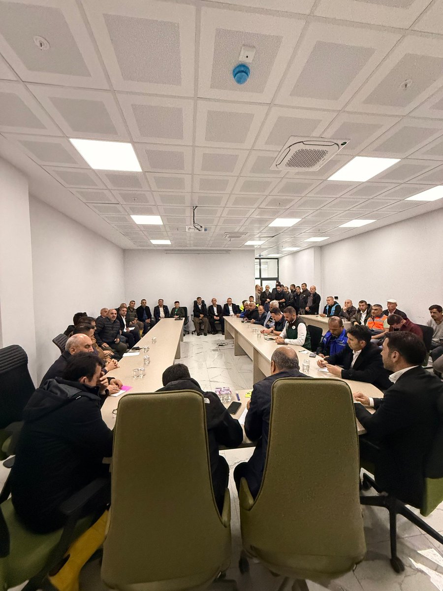 TCBahce's tweet photo. Kaymakamımız Yunus Emre Şahin ve Vali Yardımcımız Aziz Onur Aydın başkanlığında, ilçemizde meydana gelen sel felaketiyle ilgili koordinasyon toplantısı gerçekleştirildi. Toplantıda selden etkilenen bölgelere yönelik yürütülen çalışmalar değerlendirildi. https://t.co/UZb2YHjyg9