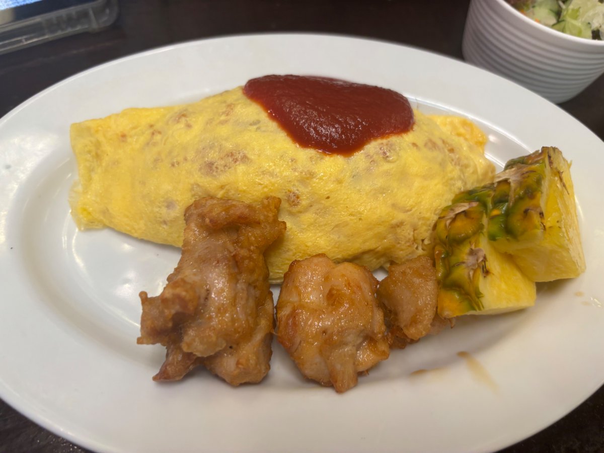 ayami_063005's tweet photo. オムライス屋さんのランチ、980円でサラダスープ食べ放題でこれ、すごくコスパいいです😊 https://t.co/uIquZ4hEa6