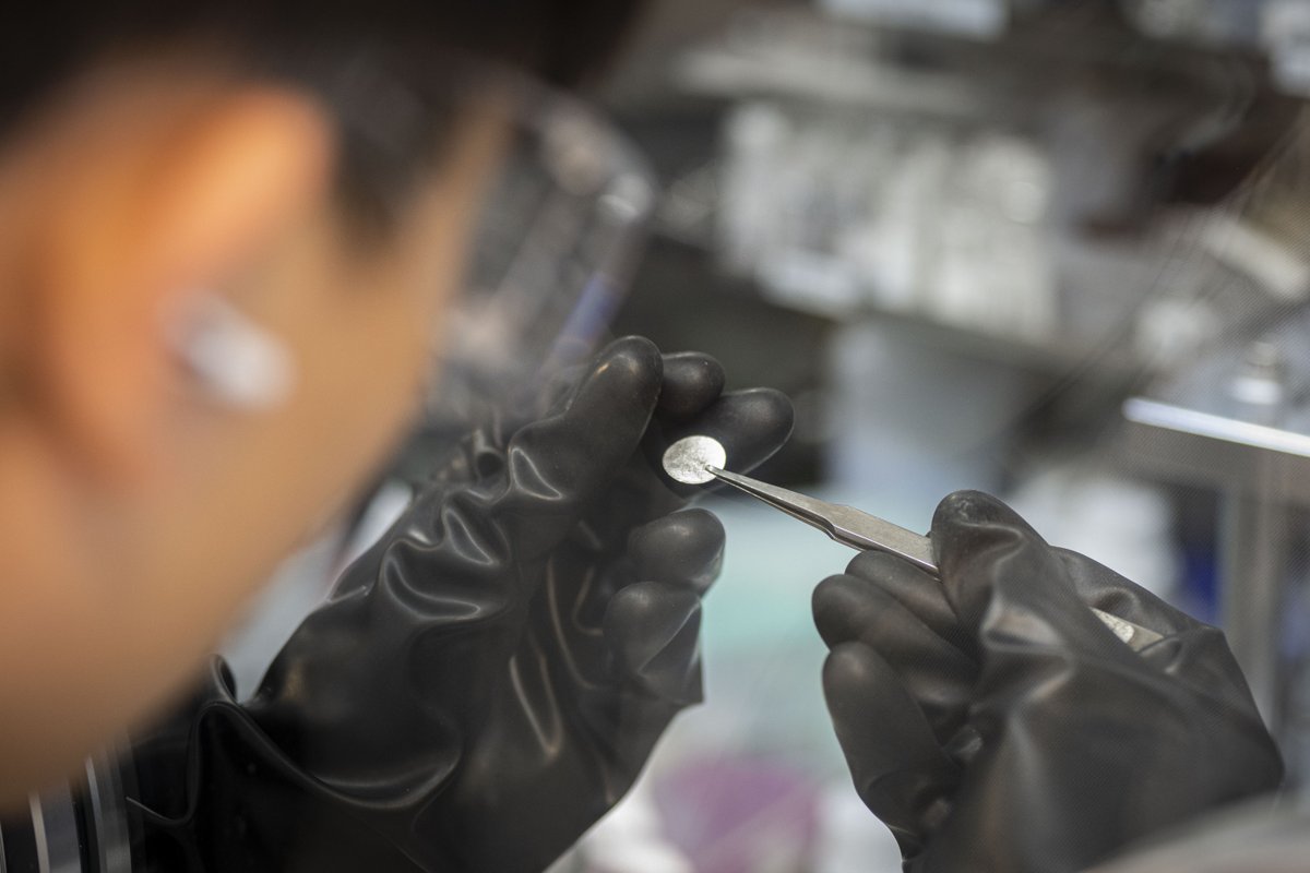 WPI's tweet photo. What if old EV batteries could become even better battery materials? 

WPI researchers are developing a one-step upcycling process designed to convert lithium-ion battery waste into high-performance cathode materials for next-generation batteries without costly sorting and separation steps. The project is supported by a $1 million award from the @ENERGY.  

https://t.co/R1s2788Ga9

#EV #BatteryRecycling