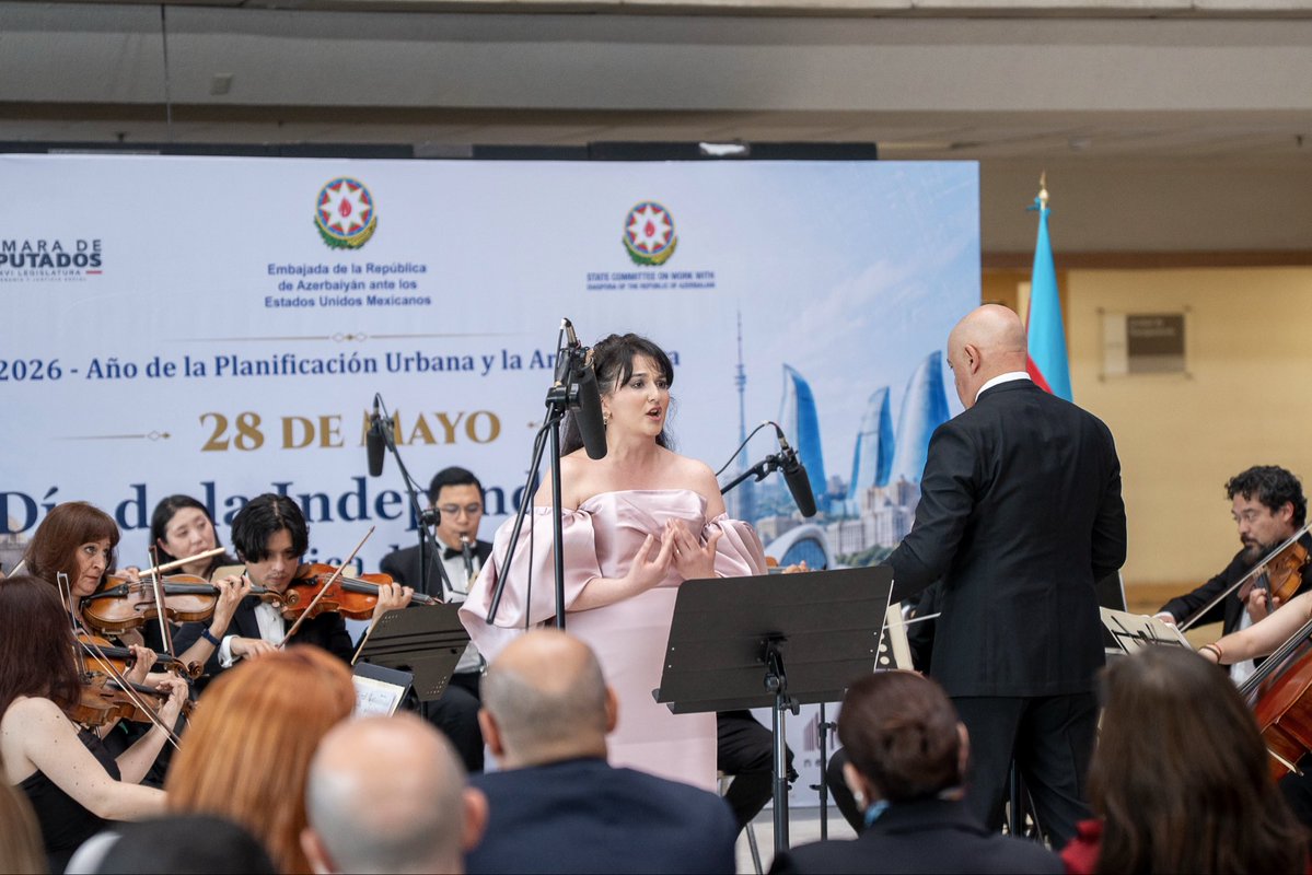 AzEmbMex's tweet photo. 🇦🇿🇲🇽 Meksikanın tarixi San Lazaro Qanunvericilik Sarayında 28 May – Müstəqillik Günü münasibətilə keçirilmiş və əsasən Azərbaycan-Meksika bəstəkarlarının əsərlərindən ibarət təntənəli konsert proqramının unudulmaz və qürurverici məqamlarını sizinlə bölüşürük. ✨ 🎶🎼🎵

Azərbaycanın dövlətçilik ənənələrinin, milli musiqisinin və zəngin mədəni irsinin təqdim olunduğu konsert eyni zamanda dostluq, həmrəylik və əməkdaşlıq ruhu ilə yadda qaldı 🇦🇿🇲🇽

Konsert Azərbaycanın Xalq artisti, dirijor Yalçın Adıgözəlov, solist Selcan Fermor-Hesketh və Meksikada yaşayan həmyerlimiz Nana Babayevanın rəhbərlik etdiyi orkestr kollektivinin iştirakı ilə ərsəyə gəlib. Dəyərli töhfələrinə görə onların hər birinə dərin minnətdarlığımızı ifadə edirik.