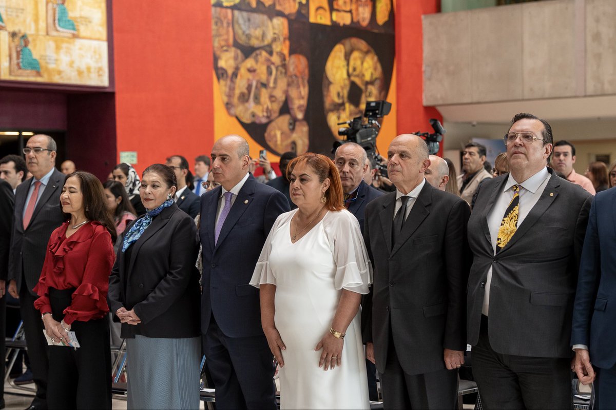 AzEmbMex's tweet photo. 🇦🇿🇲🇽 Meksikanın tarixi San Lazaro Qanunvericilik Sarayında 28 May – Müstəqillik Günü münasibətilə keçirilmiş və əsasən Azərbaycan-Meksika bəstəkarlarının əsərlərindən ibarət təntənəli konsert proqramının unudulmaz və qürurverici məqamlarını sizinlə bölüşürük. ✨ 🎶🎼🎵

Azərbaycanın dövlətçilik ənənələrinin, milli musiqisinin və zəngin mədəni irsinin təqdim olunduğu konsert eyni zamanda dostluq, həmrəylik və əməkdaşlıq ruhu ilə yadda qaldı 🇦🇿🇲🇽

Konsert Azərbaycanın Xalq artisti, dirijor Yalçın Adıgözəlov, solist Selcan Fermor-Hesketh və Meksikada yaşayan həmyerlimiz Nana Babayevanın rəhbərlik etdiyi orkestr kollektivinin iştirakı ilə ərsəyə gəlib. Dəyərli töhfələrinə görə onların hər birinə dərin minnətdarlığımızı ifadə edirik.