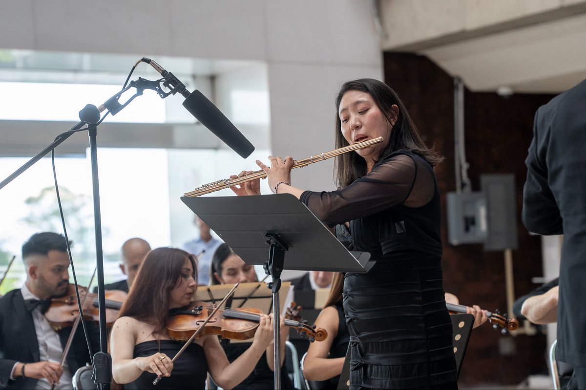 AzEmbMex's tweet photo. 🇦🇿🇲🇽 Compartimos con ustedes algunos de los momentos más memorables y emotivos del solemne concierto organizado con motivo del 28 de Mayo – Día de la Independencia de Azerbaiyán, celebrado en el histórico Palacio Legislativo de San Lázaro en México. ✨🎶🎼🎵

El concierto, compuesto principalmente por obras de compositores de #Azerbaiyán y #México, destacó por la presentación de las tradiciones estatales, la música nacional y el rico patrimonio cultural de Azerbaiyán, en una atmósfera de amistad, solidaridad y cooperación entre ambos países. 🇦🇿🇲🇽

El programa artístico contó con la participación del Artista del Pueblo de Azerbaiyán y director de orquesta Yalchin Adigozalov, la solista Seljan Fermor-Hesketh y la orquesta dirigida por nuestra compatriota residente en México, Nana Babayeva. 

Expresamos nuestro más profundo agradecimiento a cada uno de ellos por su valiosa contribución. 

@Mx_Diputados @mtmercado2002 @corinavillegasg