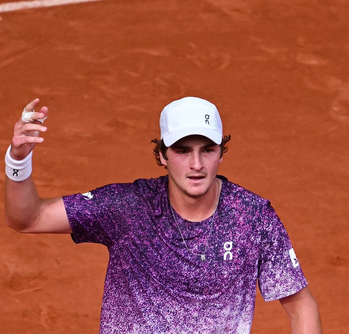UniversTennis's tweet photo. FONSECA EMMÈNE DJOKOVIC DANS UN CINQUIÈME SET SUR LE COURT PHILIPPE-CHATRIER 🤯

Le Brésilien de 19 ans était mené 2-0 et revient à la hauteur du Serbe (4-6, 4-6, 6-3, 7-5). 🔥🇧🇷🇷🇸

#RolandGarros https://t.co/jnNVmNbmhN