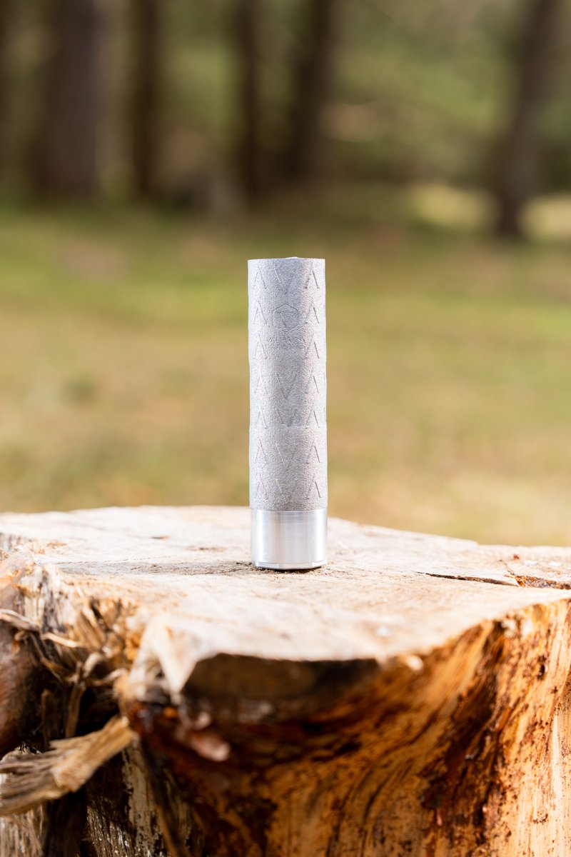 SuppressedLand's tweet photo. 107 gramów. Druk 3D z aluminium lotniczego. Kaliber 9 mm.

PHENEX MK1 został zaprojektowany z myślą o platformach PCC i pistoletach maszynowych, gdzie liczy się niska masa, skuteczna moderacja i komfort użytkowania. 

Dostępny w wariancie Direct Thread 1/2×28.
#ValhallaIndustries https://t.co/RtH9h77eOQ