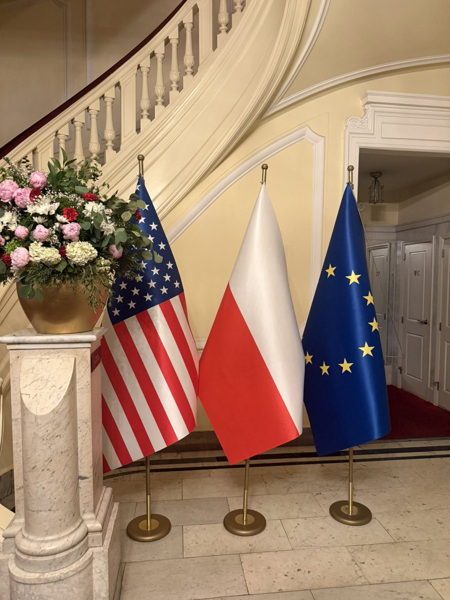 PolishCuisine's tweet photo. NEW YORK: The Consulate General of the Republic of Poland in New York was vandalized overnight. NYPD is investigating the incident @PLinNewYork @sikorskiradek 

The Polish community is asking questions and awaiting answers. Attacks on diplomatic symbols must not be normalized. https://t.co/24rxvS55TJ