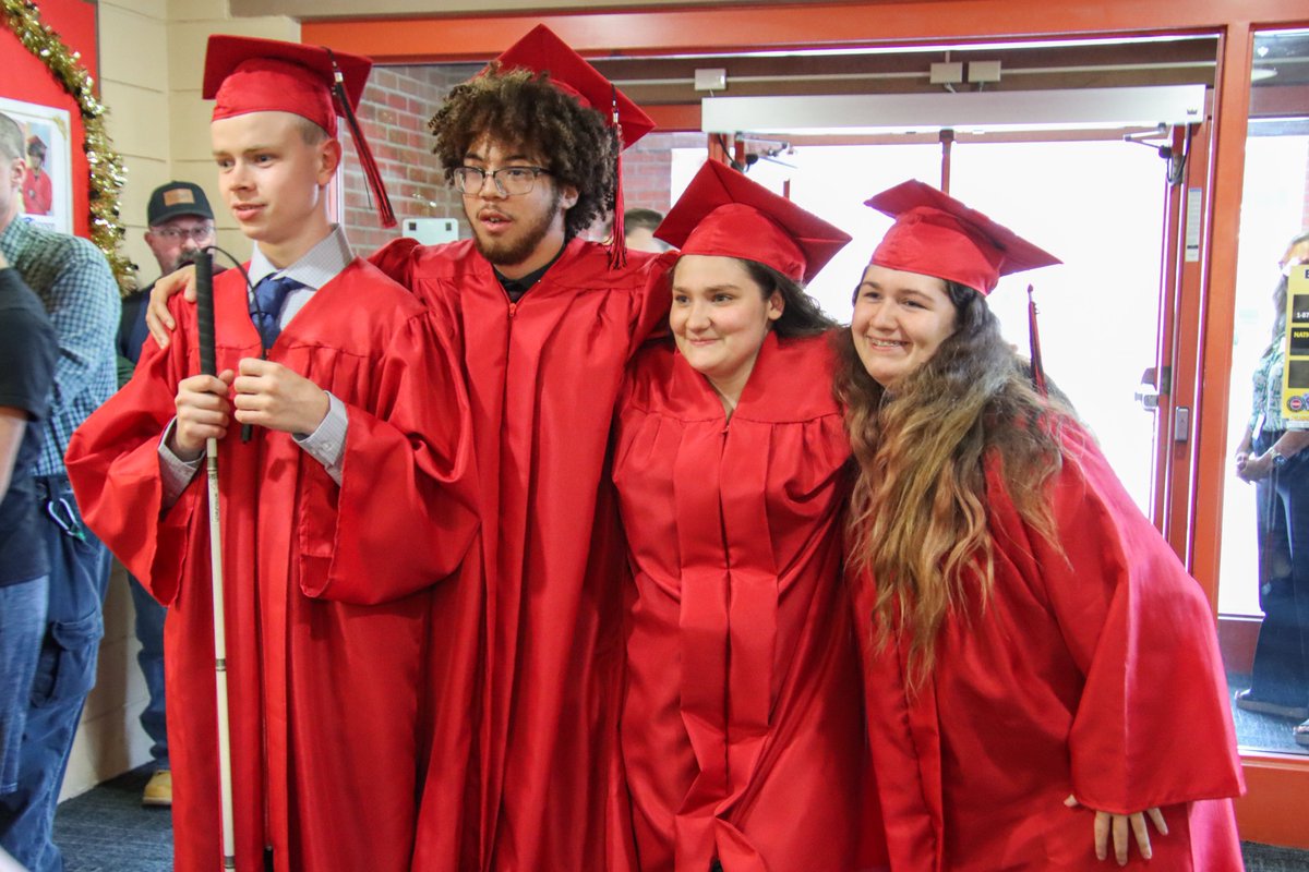 KyDeptofEd's tweet photo. The Kentucky School for the Blind honored four graduates during its commencement ceremony on May 20.

Read more about the ceremony and see photos: https://t.co/d6DGuOxD4c https://t.co/NWncBXnKTI